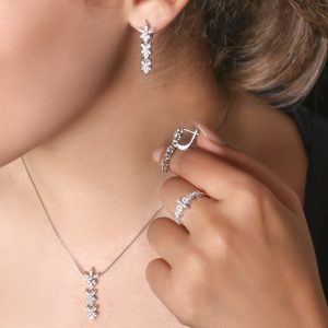 نیمست برگی آویز طرح جواهر با گوشواره حلقه ای