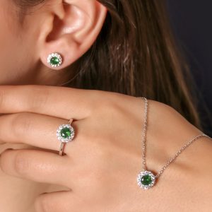 نیمست نگین گرد زمردی