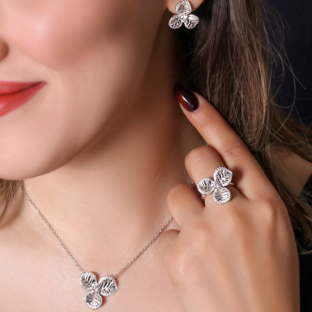 نیمست گل سه برگ کم نگین