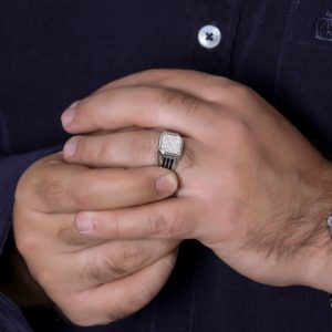 انگشتر مردانه صفحه نگین بارکاب کنار خطدار