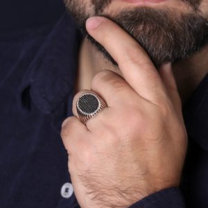 انگشتر مردانه نگین مشکی بارکاب دورنگ