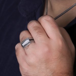 انگشتر مردانه نگین خطی ورکاب مشکی